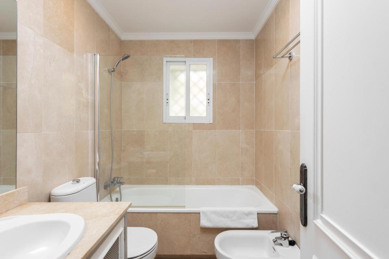 Bright 2 Bedroom Apartment With Parking Space And Swimming Pools In Aloha Gardens Marbella Dış mekan fotoğraf